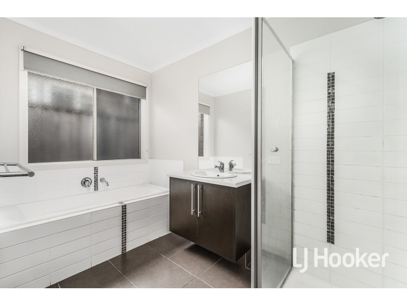 16 Tipperary Circuit, Pakenham VIC 3810