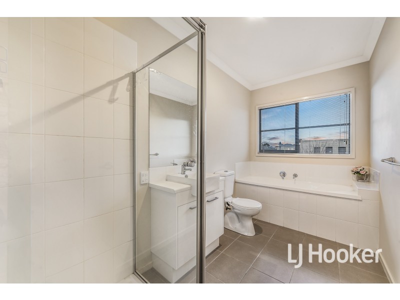 2 Harlesden Circuit, Pakenham VIC 3810