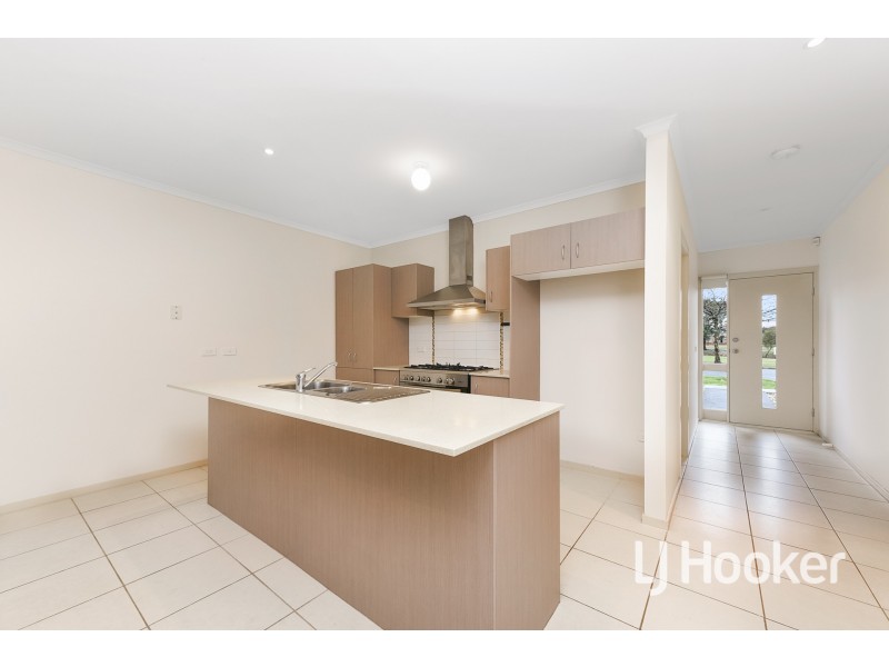 34 Sandalwood Drive, Pakenham VIC 3810
