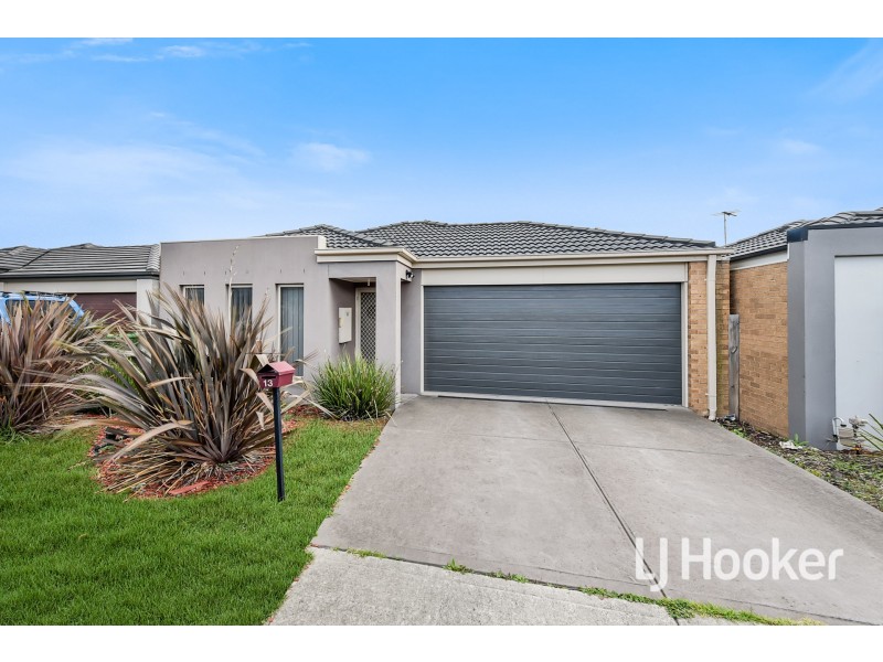 13 Young Street, Pakenham VIC 3810