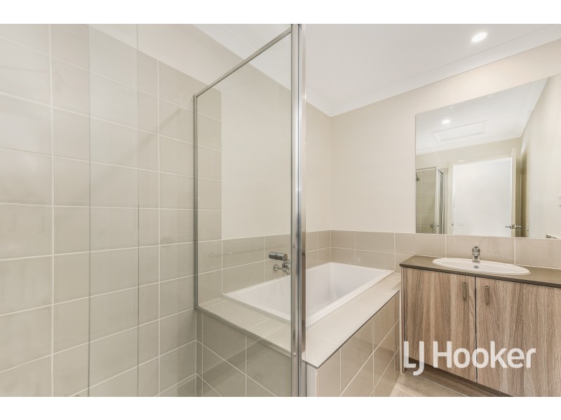 26 Quinella Way, Pakenham VIC 3810