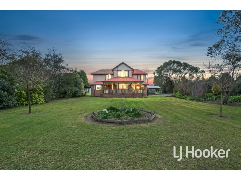 4 Meeking Drive, Pakenham VIC 3810