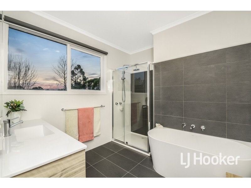 4 Meeking Drive, Pakenham VIC 3810