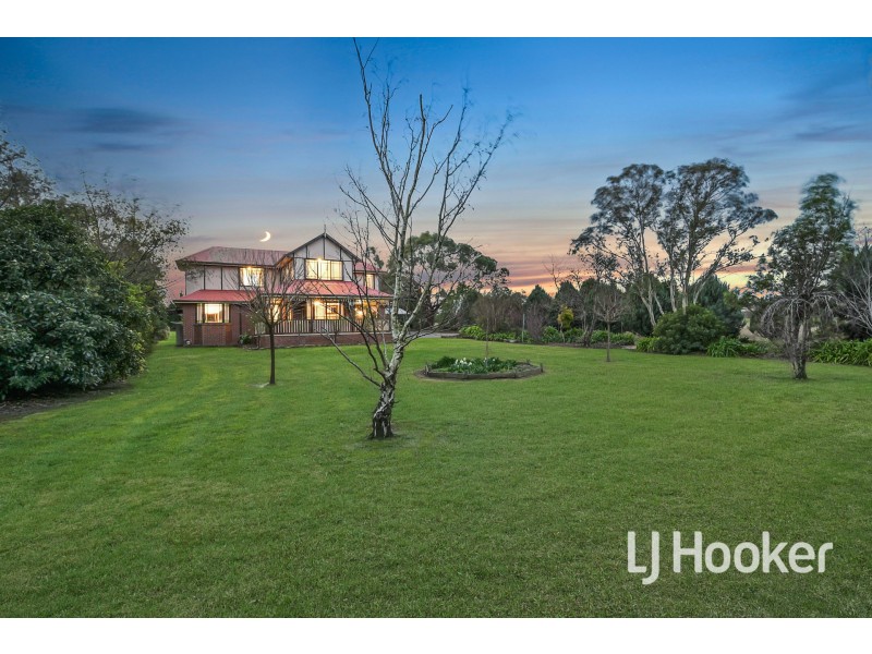 4 Meeking Drive, Pakenham VIC 3810