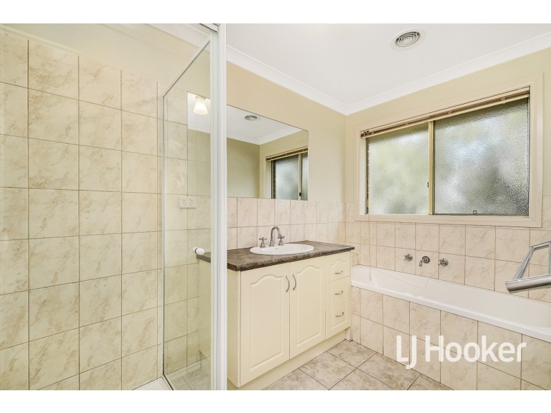 11 Oxley Drive, Pakenham VIC 3810