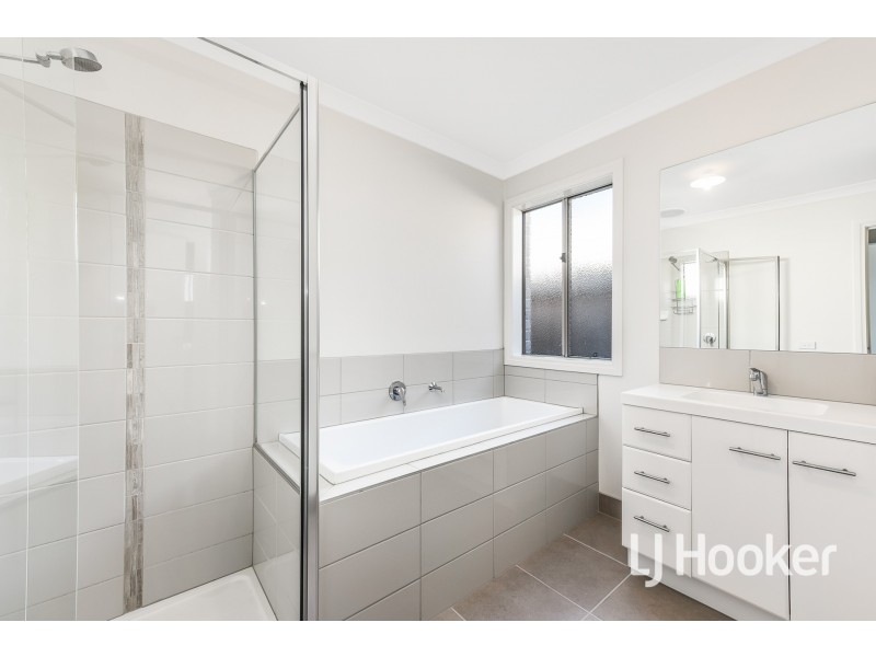 3/30 Sir Thomas Drive, Pakenham VIC 3810