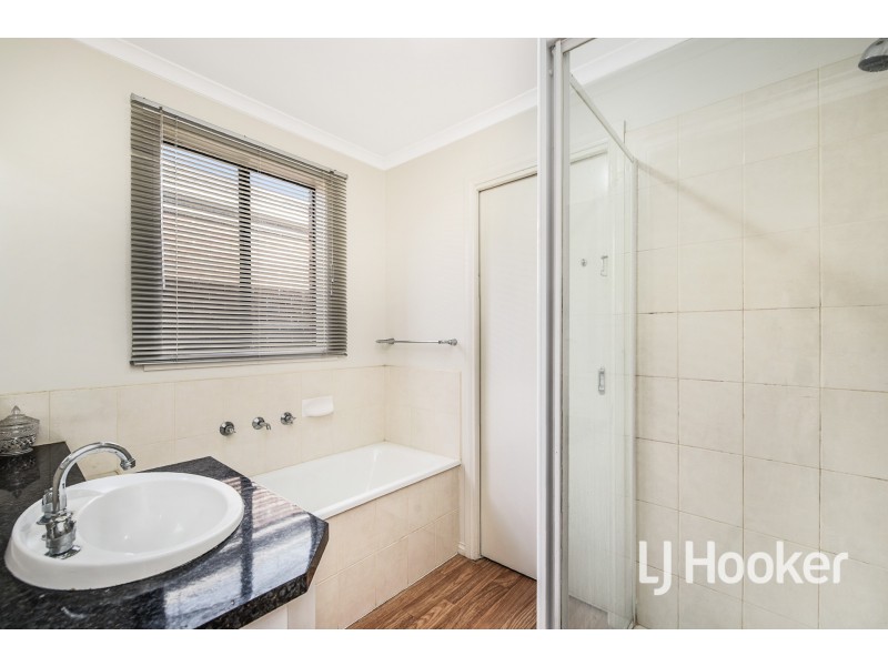 25 Wakenshaw Crescent, Pakenham VIC 3810