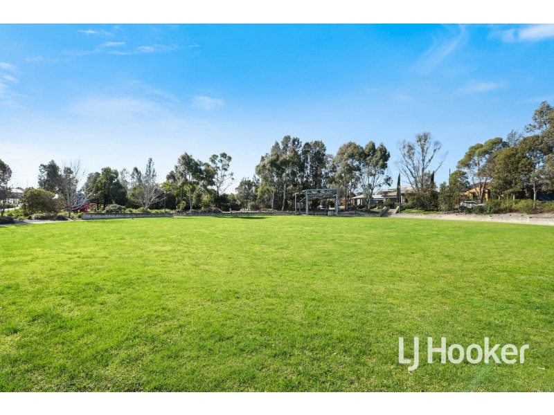 2 Huron Parkway, Pakenham VIC 3810