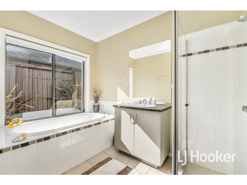 2 Huron Parkway, Pakenham VIC 3810