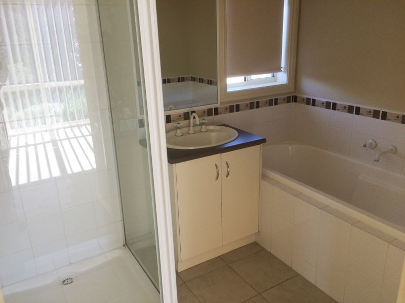 4/3 Hale Place, Pakenham VIC 3810