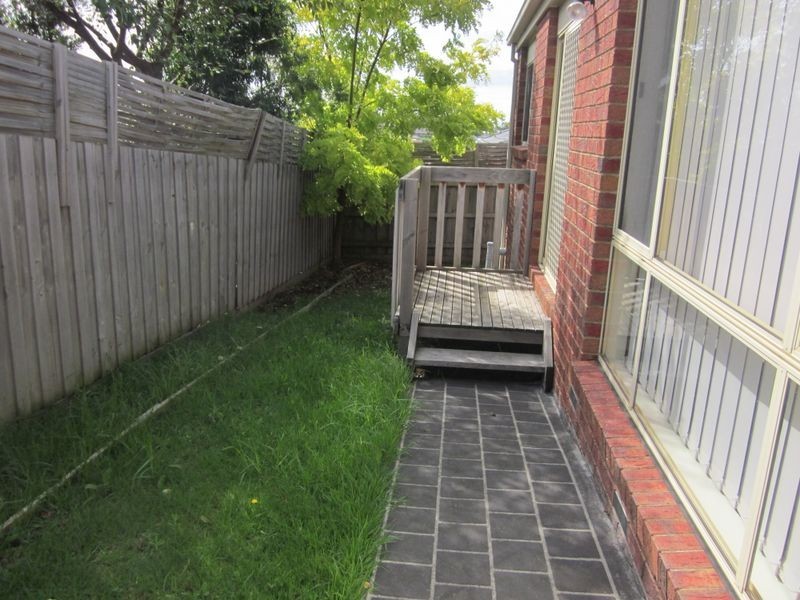 4/3 Hale Place, Pakenham VIC 3810