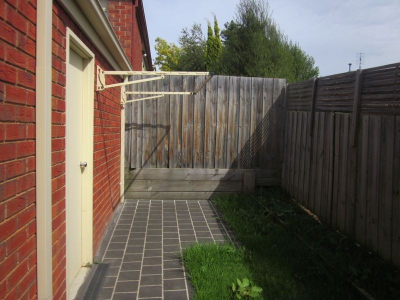 4/3 Hale Place, Pakenham VIC 3810