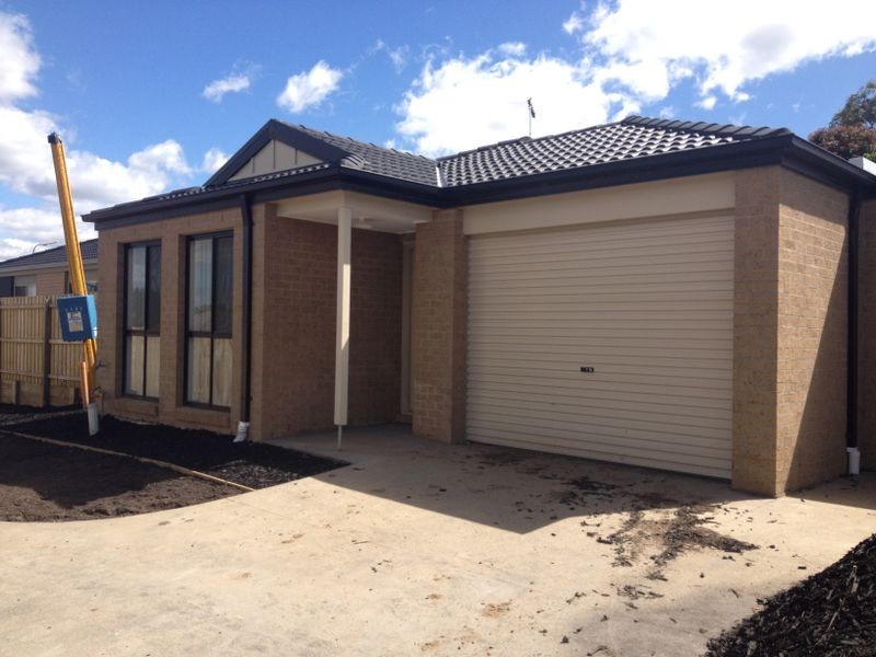1/4 McClenaghan Place, Pakenham VIC 3810