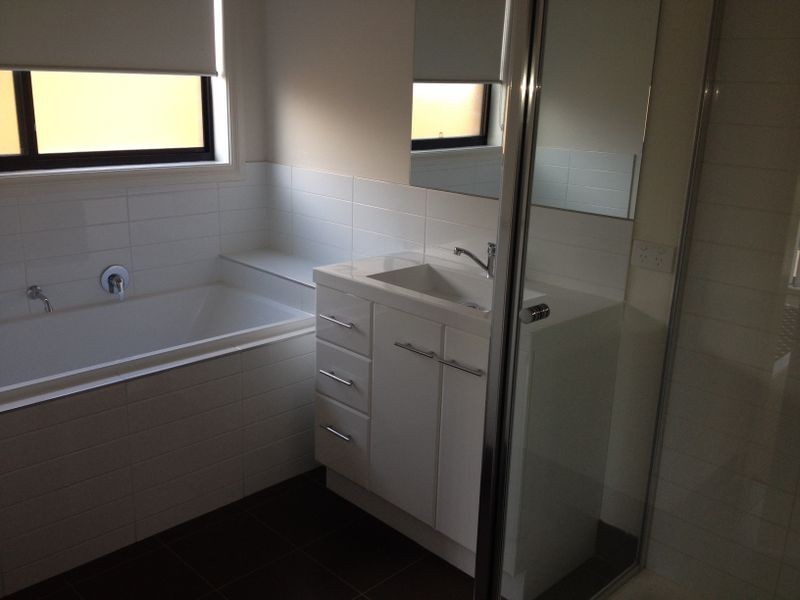 1/4 McClenaghan Place, Pakenham VIC 3810