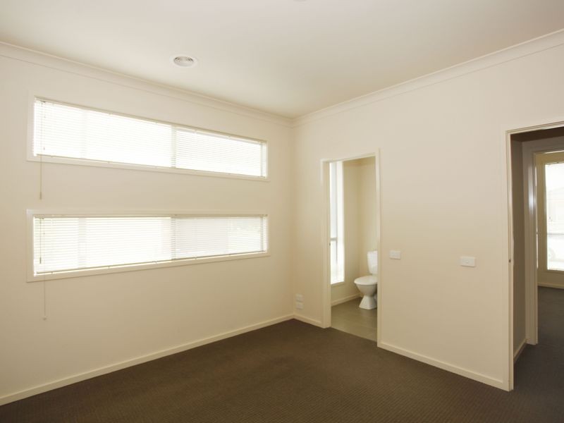 1 Dealbata Lane, Pakenham VIC 3810