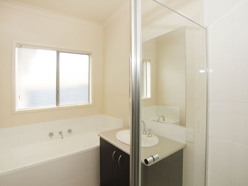 1 Dealbata Lane, Pakenham VIC 3810