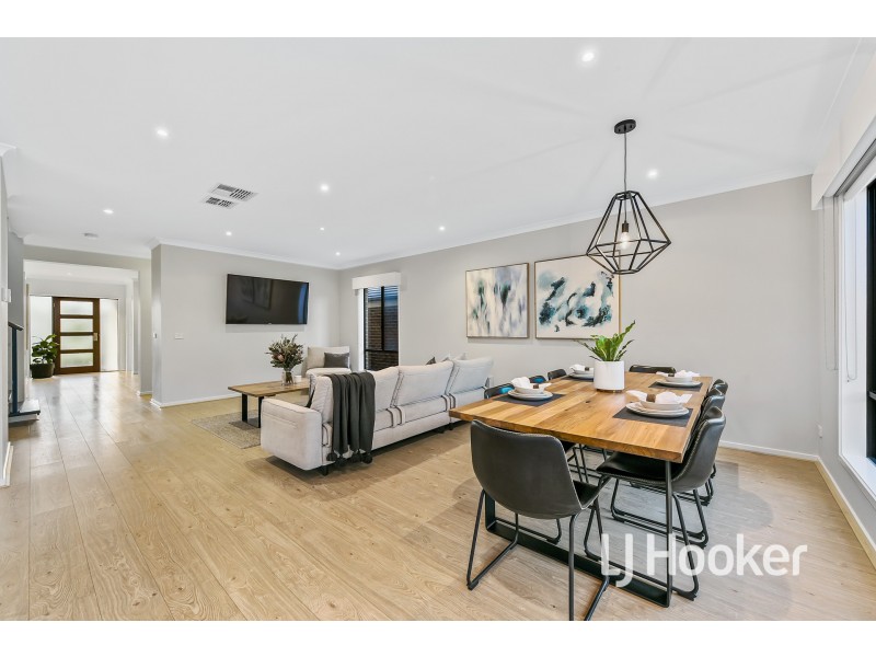 18 Pasture Circuit, Clyde North VIC 3978