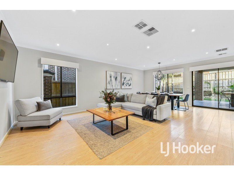 18 Pasture Circuit, Clyde North VIC 3978