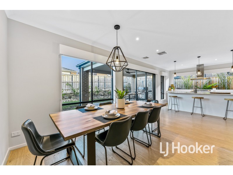 18 Pasture Circuit, Clyde North VIC 3978