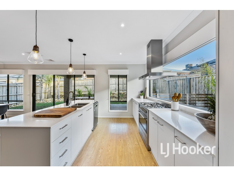 18 Pasture Circuit, Clyde North VIC 3978