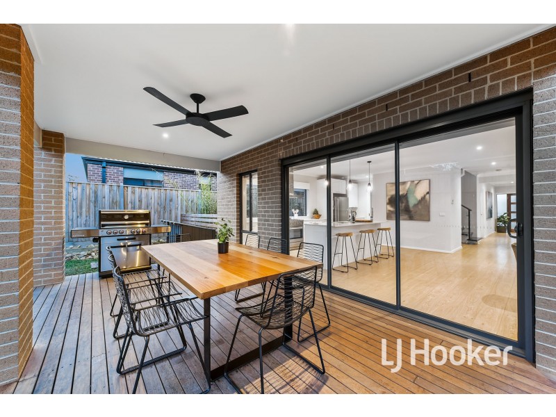 18 Pasture Circuit, Clyde North VIC 3978