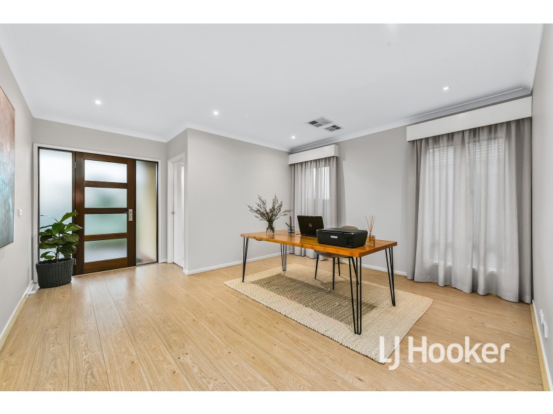 18 Pasture Circuit, Clyde North VIC 3978