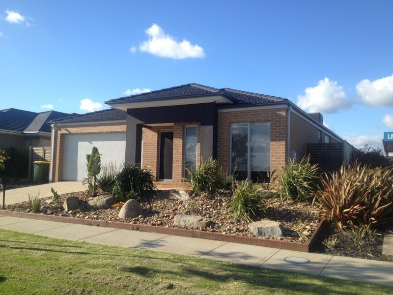 11 Edenbrook Circuit, Pakenham VIC 3810