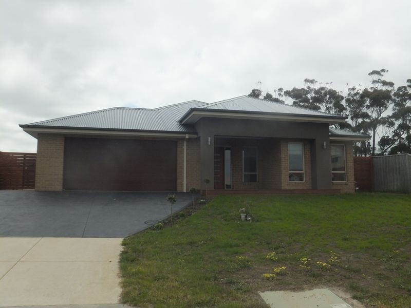 32 Arthur Phillip Drive, Pakenham VIC 3810