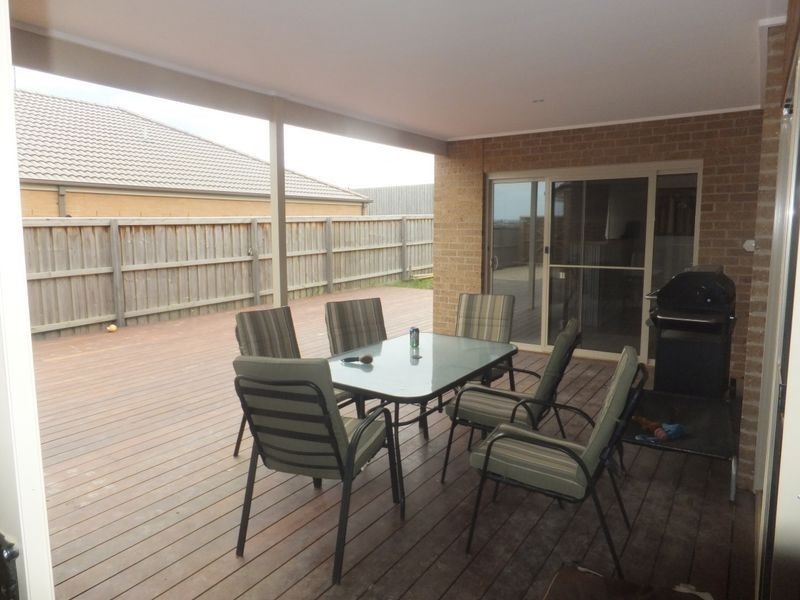 32 Arthur Phillip Drive, Pakenham VIC 3810
