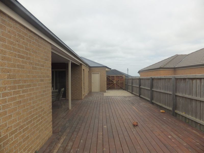 32 Arthur Phillip Drive, Pakenham VIC 3810