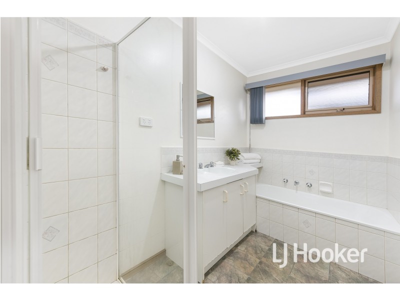 20 Gullquist Way, Pakenham VIC 3810