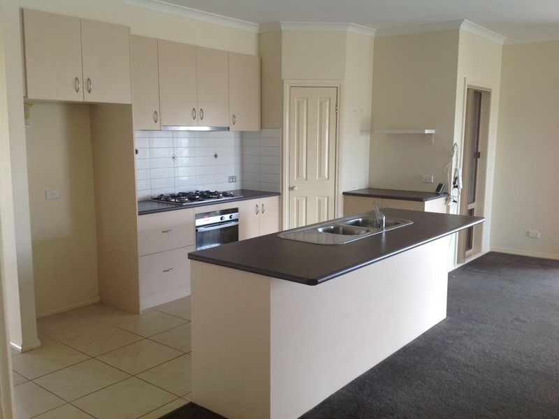 6 Viola Avenue, Pakenham VIC 3810