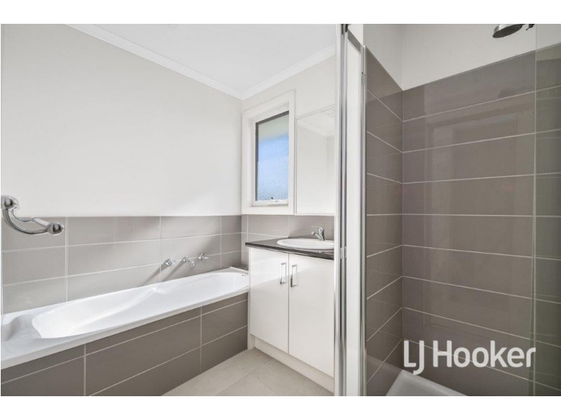 4/81-83 Ahern Road, Pakenham VIC 3810