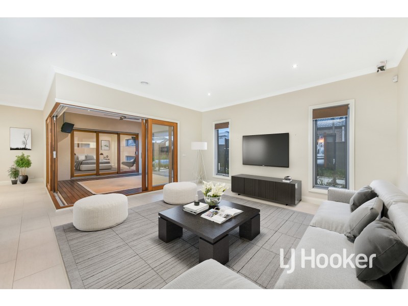 8 Westwood Grove, Pakenham VIC 3810