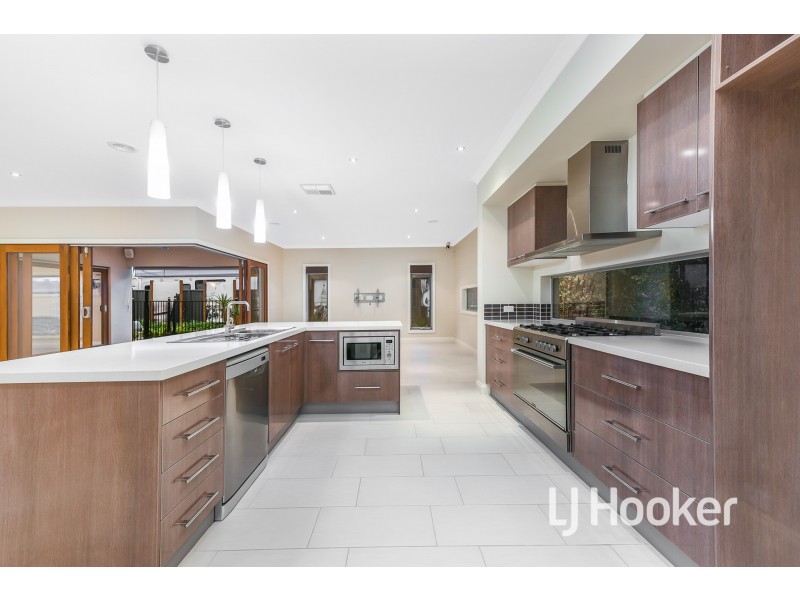 8 Westwood Grove, Pakenham VIC 3810