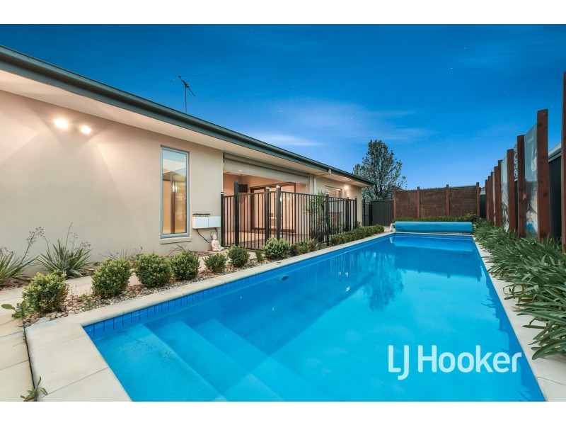 8 Westwood Grove, Pakenham VIC 3810