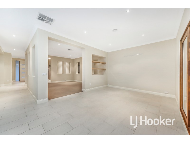 8 Westwood Grove, Pakenham VIC 3810