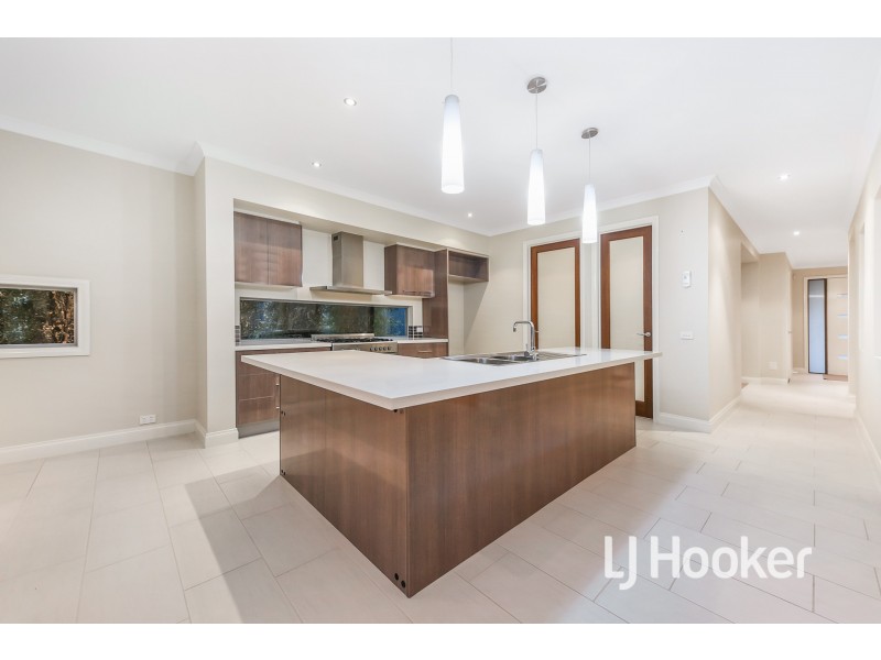 8 Westwood Grove, Pakenham VIC 3810