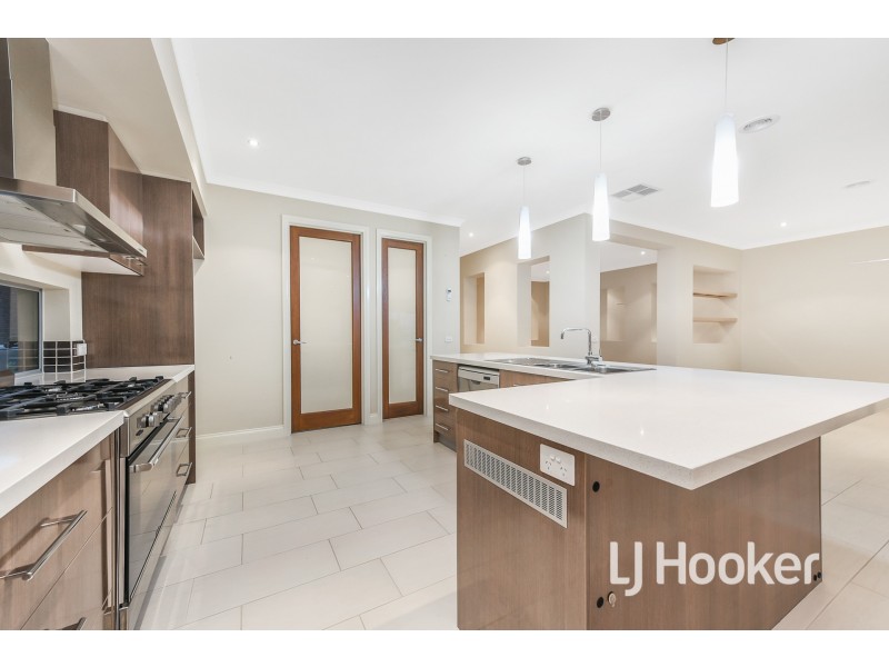 8 Westwood Grove, Pakenham VIC 3810