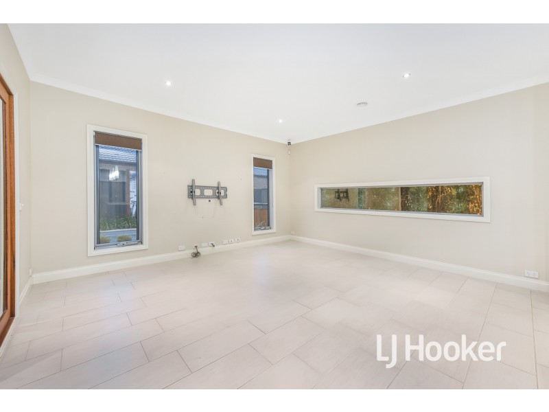 8 Westwood Grove, Pakenham VIC 3810