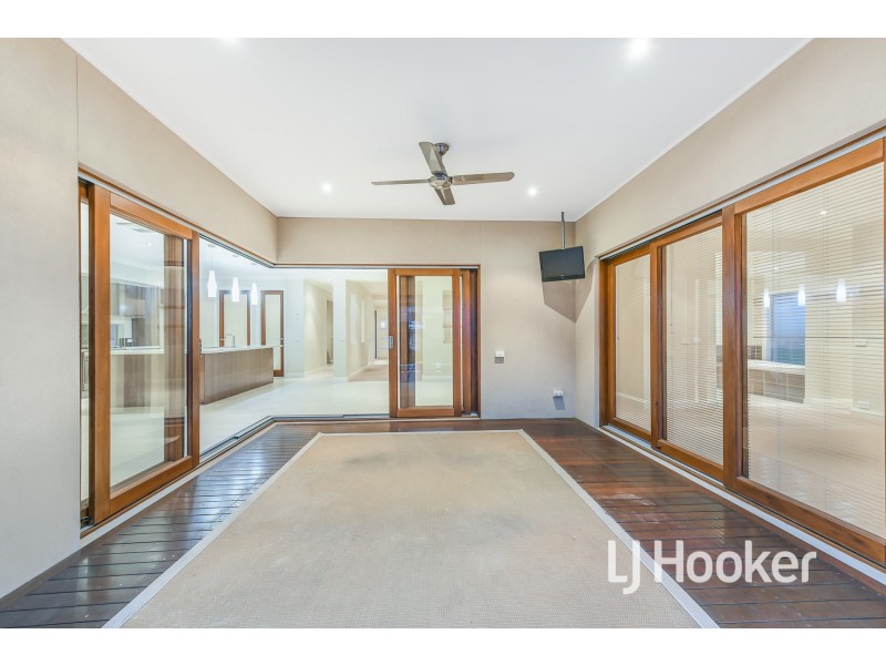 8 Westwood Grove, Pakenham VIC 3810