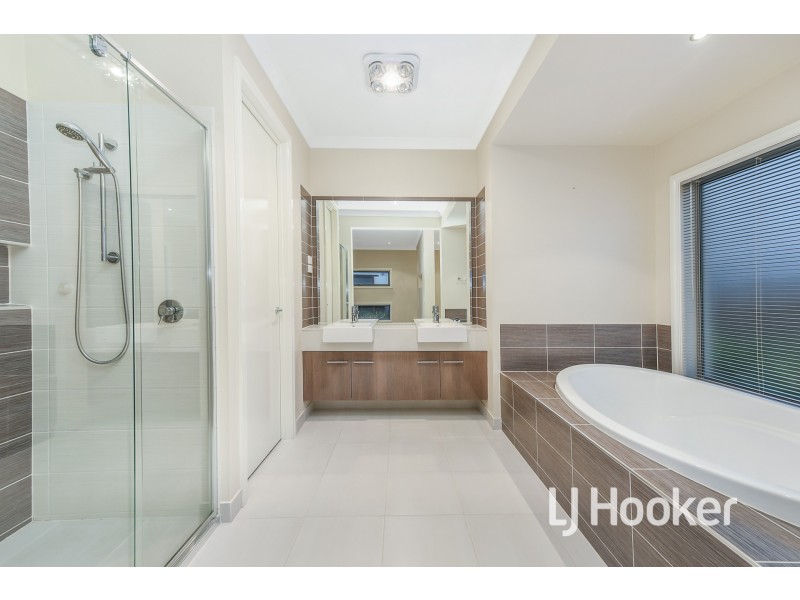 8 Westwood Grove, Pakenham VIC 3810