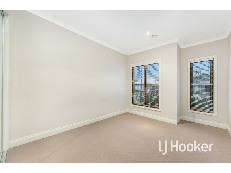 8 Westwood Grove, Pakenham VIC 3810