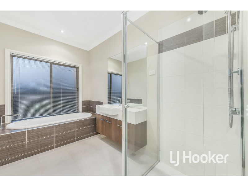 8 Westwood Grove, Pakenham VIC 3810