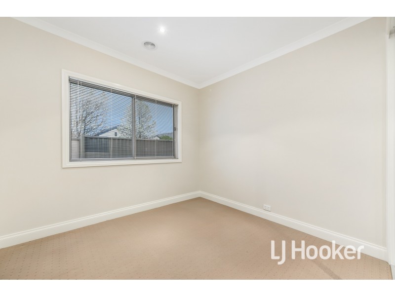 8 Westwood Grove, Pakenham VIC 3810