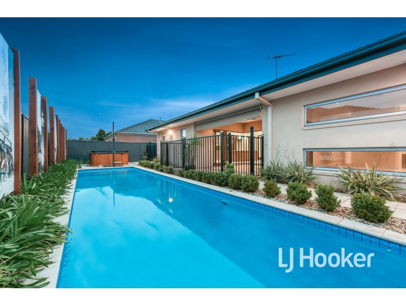 8 Westwood Grove, Pakenham VIC 3810