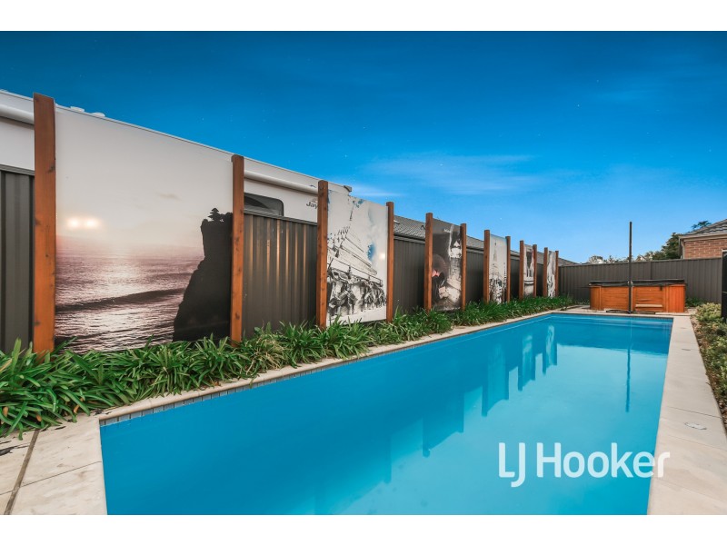 8 Westwood Grove, Pakenham VIC 3810