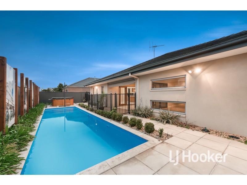 8 Westwood Grove, Pakenham VIC 3810