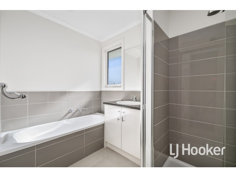 4/81 Ahern Road, Pakenham VIC 3810