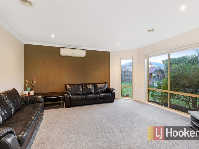 8 Tasman Way, Pakenham VIC 3810
